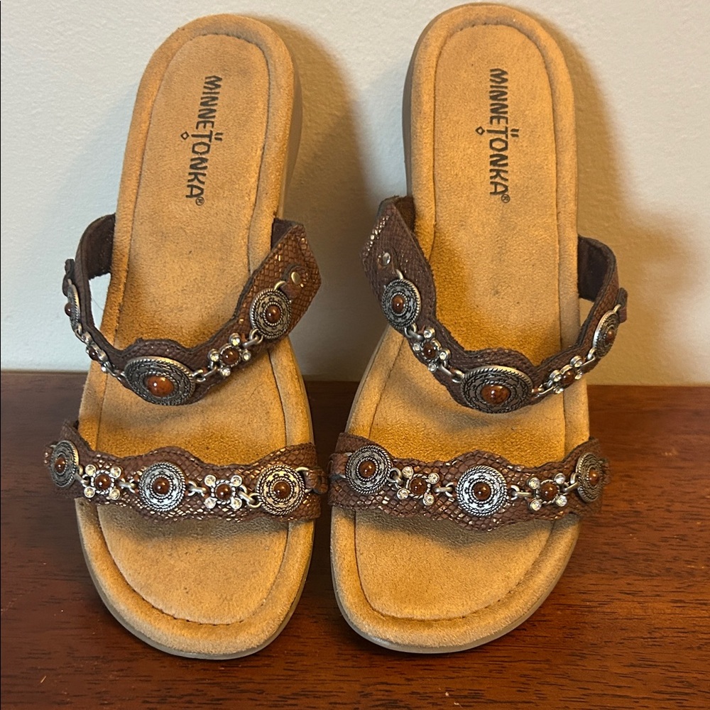 Gently Used Small Wedge Minnetonka Women's Tan and Brown Beaded Sandals